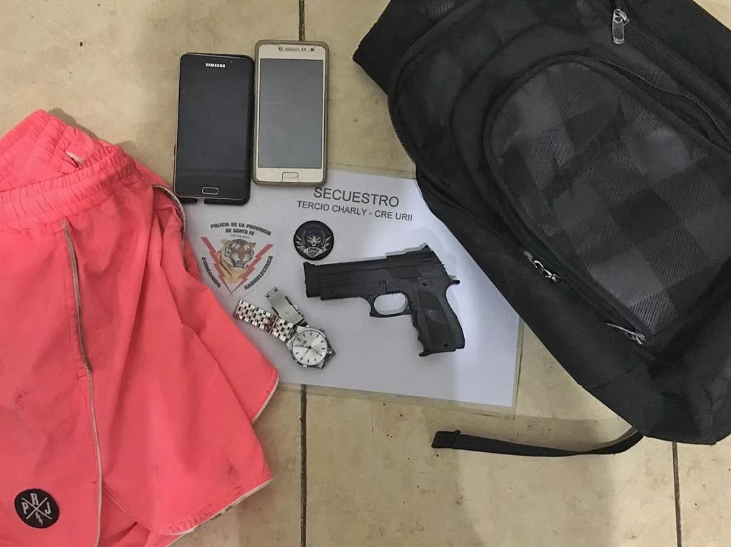 Iban en auto con una réplica de pistola y cayeron tras tres robos en zona norte