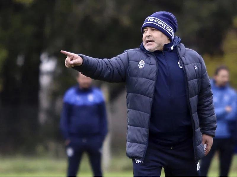 Maradona dio marcha atrás y seguirá al frente de Gimnasia