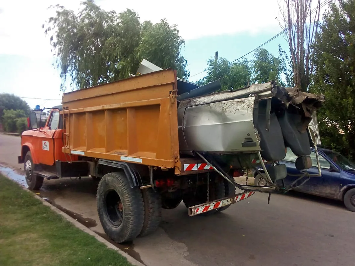 Los agarraron cuando estaban desarmando un auto: ya lo tenían en tres partes
