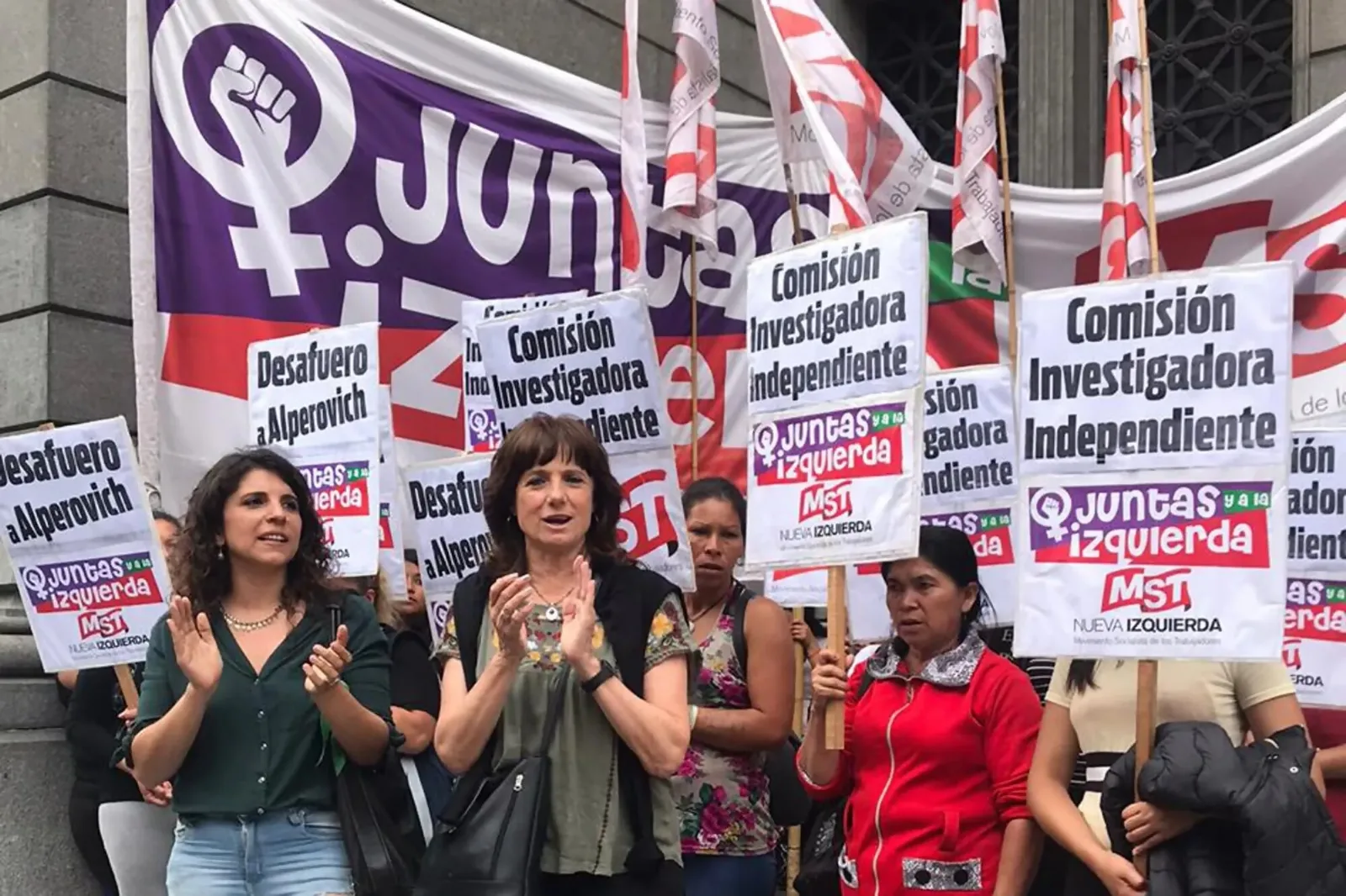 Escrache frente al Congreso para pedir el desafuero del senador Alperovich