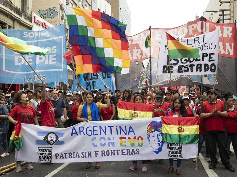 La comunidad boliviana se hizo notar: banderas y carteles de apoyo a Evo Morales
