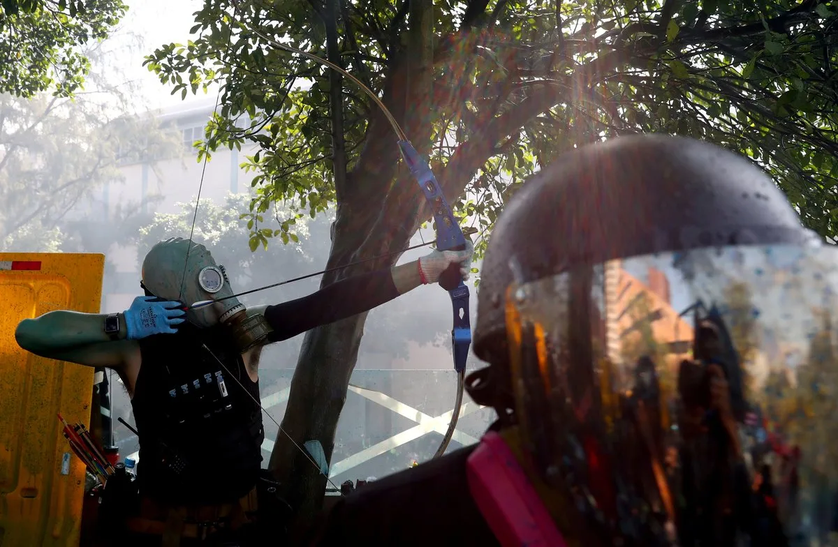 La policía de Hong Kong advierte a los manifestantes que usará "munición real"