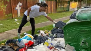 Para la foto: el intendente de Funes se puso guantes y salió a recoger residuos
