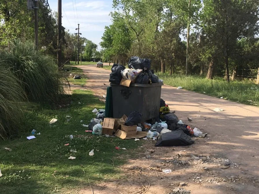 Caos en Funes: contenedores rebalsan de basura y vecinos protestarán el jueves