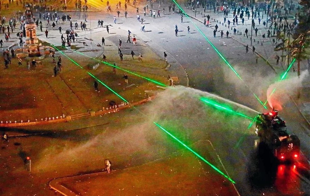 Ingenio y tecnología: con lasers desestabilizan drones y tanques de carabineros