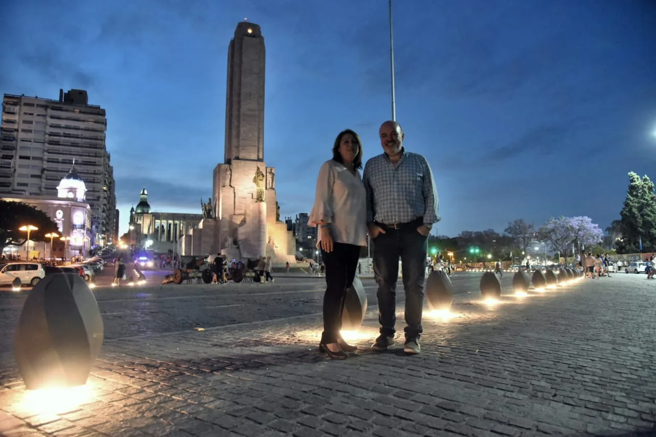 Se realizó el encendido de la nueva ornamentación del Monumento a la Bandera