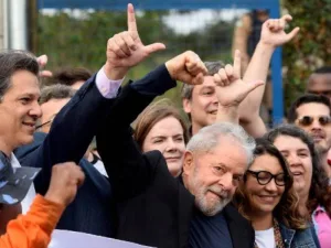 Lula recuperó la libertad tras estar preso 580 días y fue ovacionado