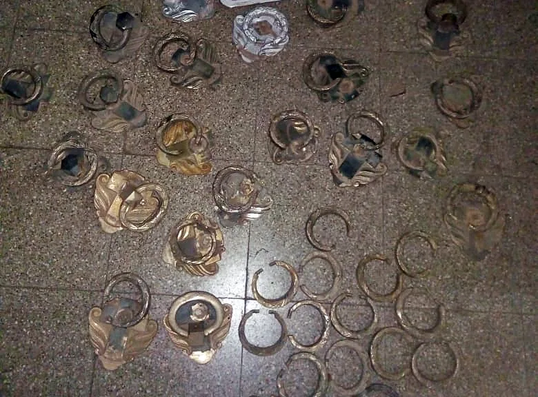 Robo a los muertos: cayó cuando sacaba manijas de ataúdes y tumbas en Baigorria
