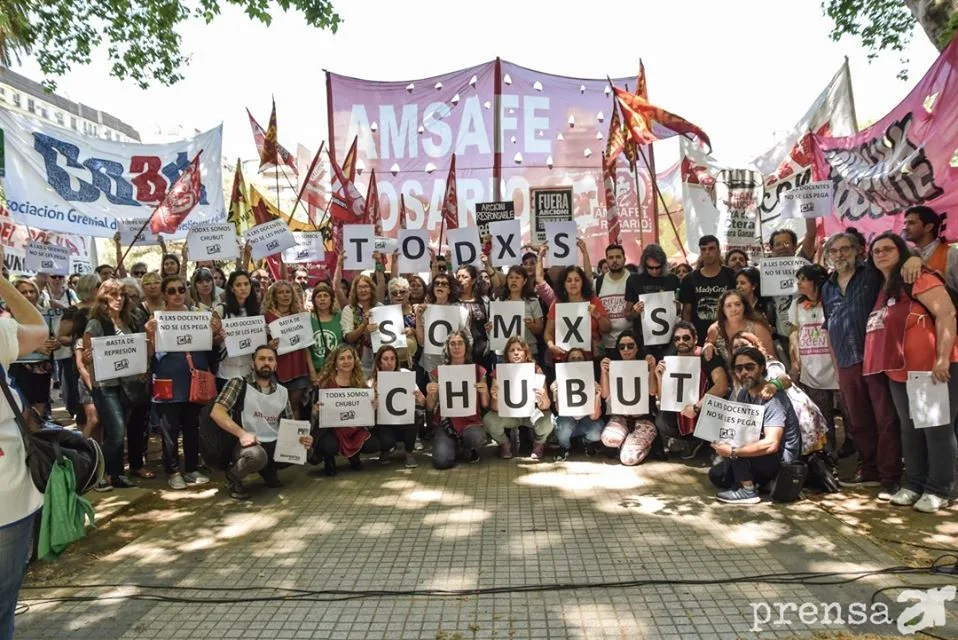 Los docentes rosarinos marcharon contra la represión de sus pares en Chubut