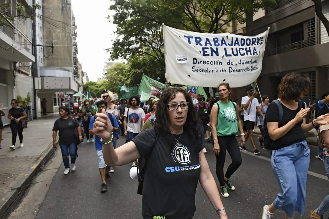 Estatales agremiados en ATE marcharon en Rosario contra la precarización laboral