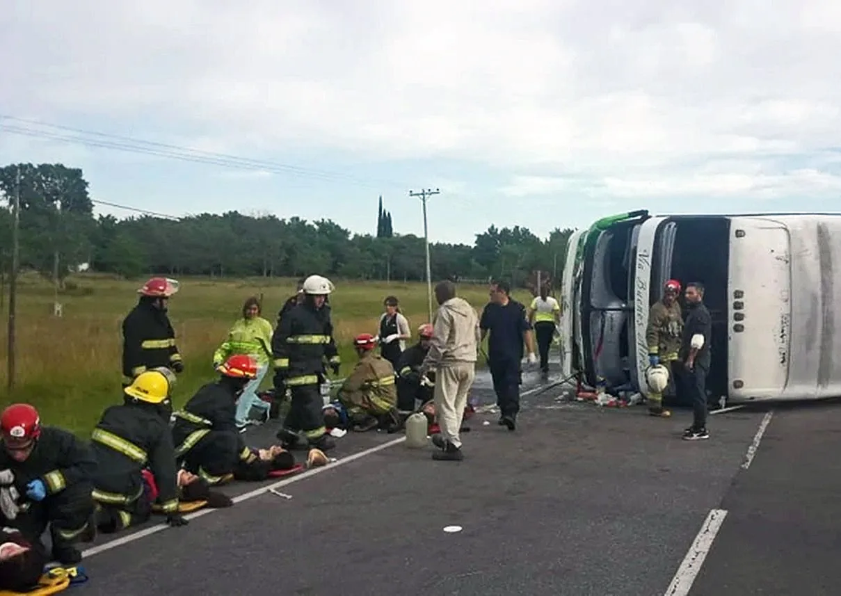 Ruta 2: micro con alumnos tocó la banquina, volcó y murieron dos niñas