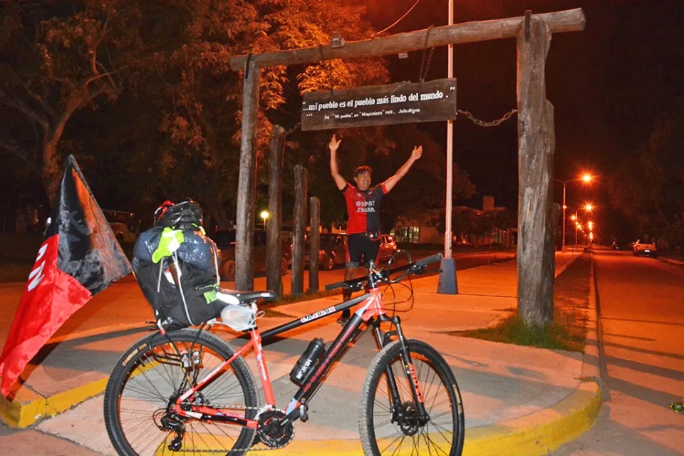 De San Javier a Paraguay: un hincha de Colón viaja a ver la final en bicicleta