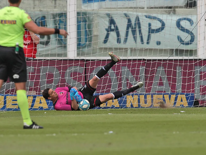 Aguerre, el mejor de Newell's en la derrota ante Talleres en el Kempes