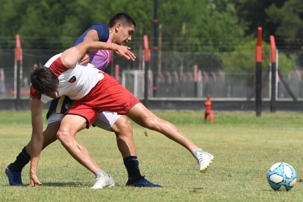 Albertengo quiere su lugar: clavó doblete en la goleada amistosa ante Tiro
