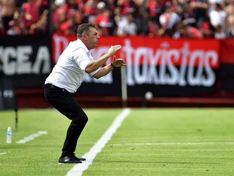 A Kudelka le cuesta definir titulares en 3 puestos: 4, 8 y extremo derecho