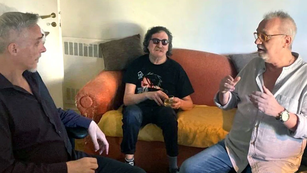 "La grasa de las capitales, no se inunda más", cantó Charly al anunciar el disco