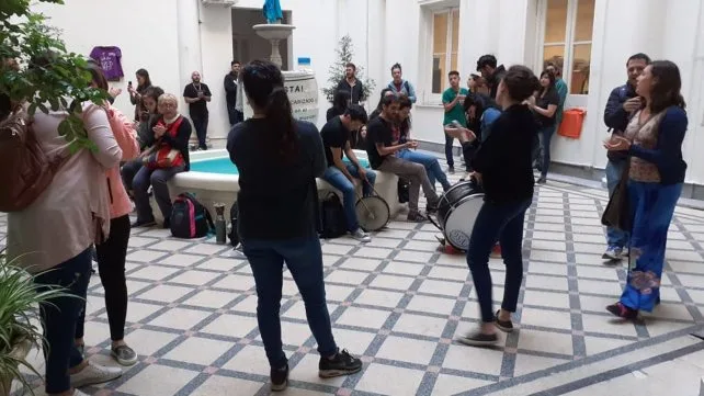 Cruces por trabajadores contratados y protesta en la Municipalidad