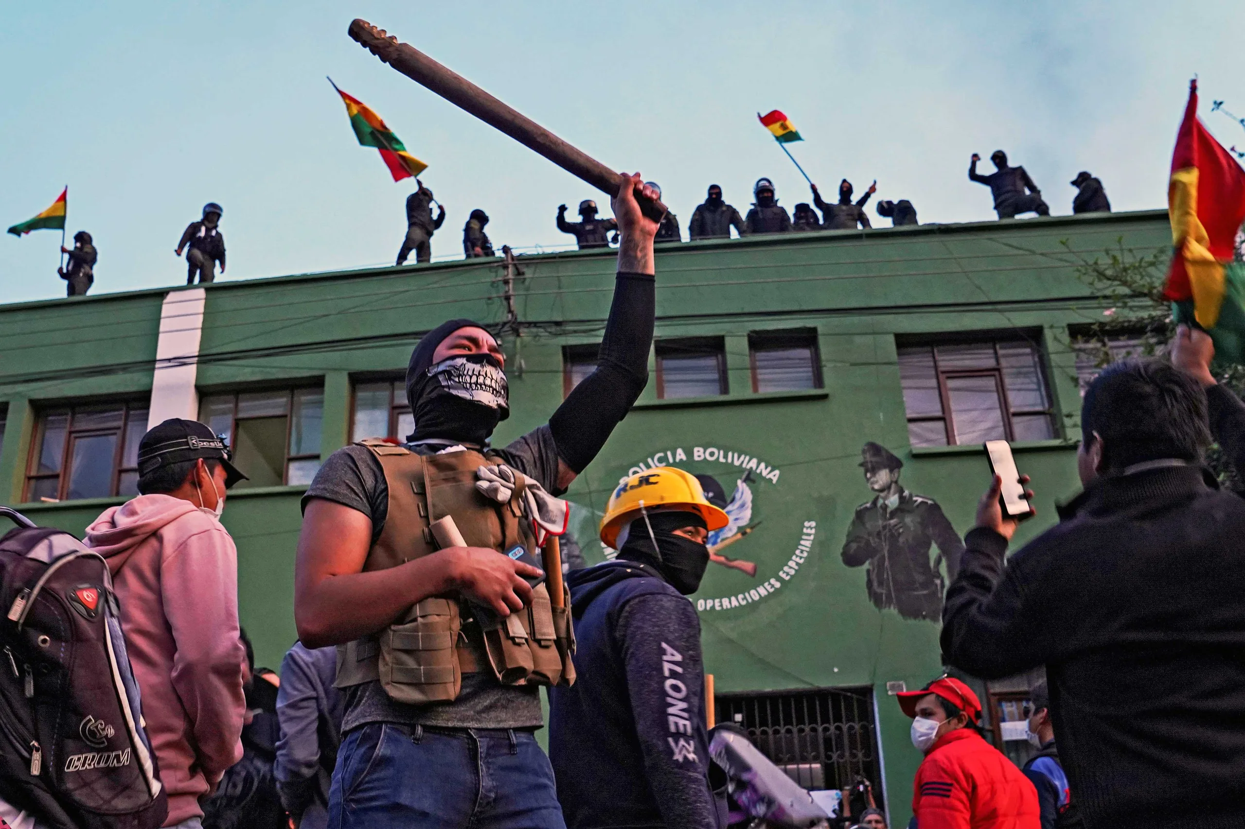 Policías se suman con acuartelamientos a la rebelión contra Evo en Bolivia