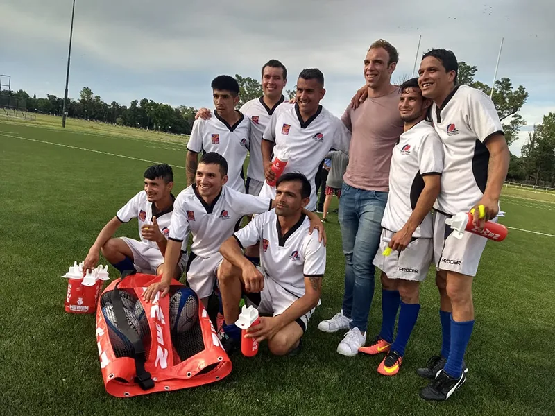 Entrenan rugby con internos de cárceles para reinsertarlos en la sociedad