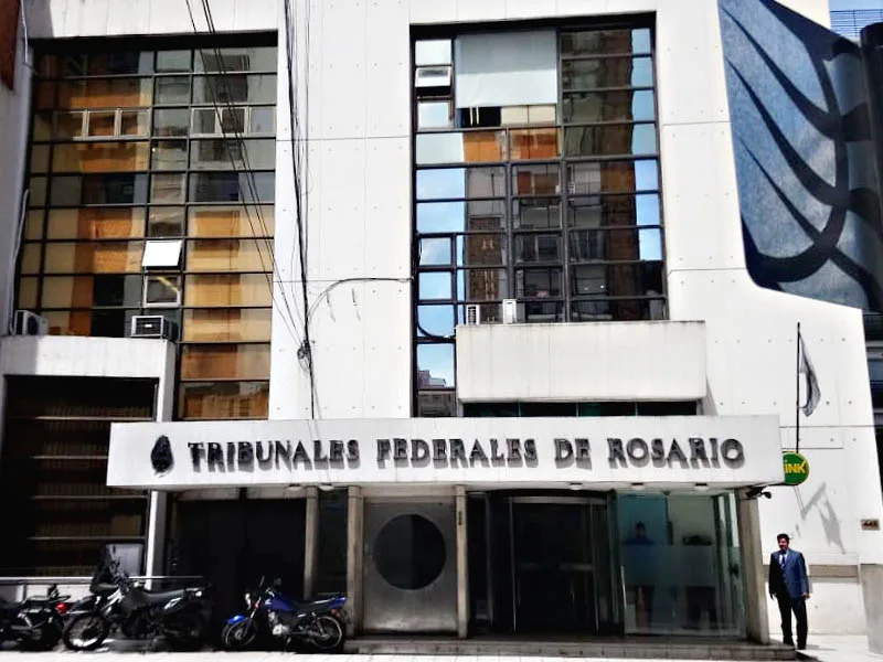 Refuerzan seguridad en la Cámara Federal de Apelaciones por orificio en ventana