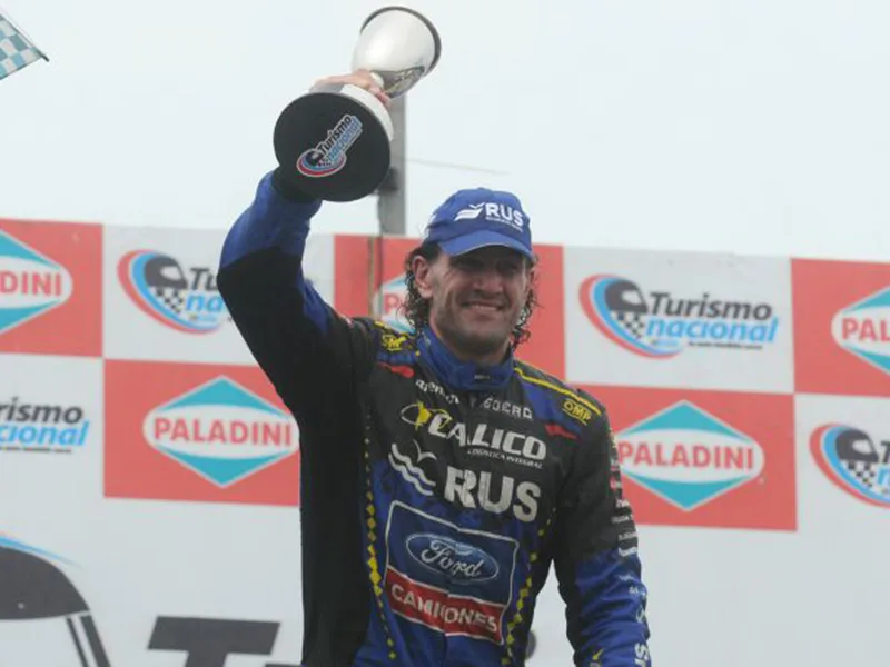 Pernía ganó en pista, pero fue excluido tras la revisión y festejó Moriatis