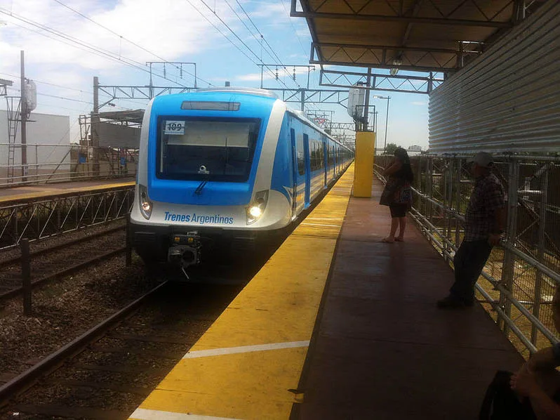 Un policía fue detenido por la muerte de un hombre al que tiró de un tren