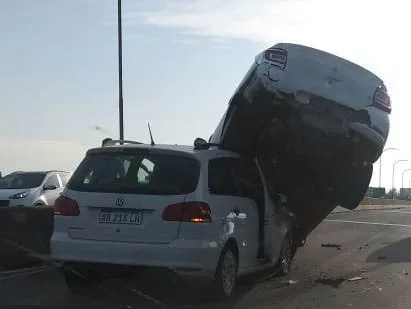 Triple choque con final espectacular y sin heridos: un auto quedó arriba de otro