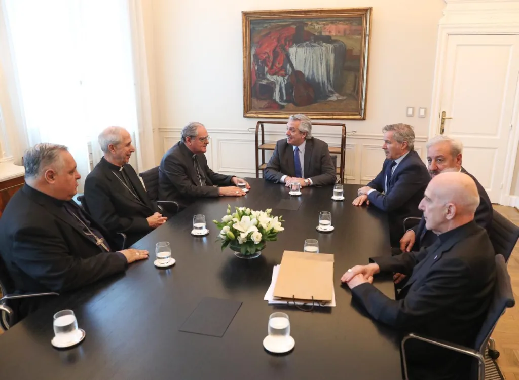 Alberto Fernández recibió a la cúpula de la Iglesia y elogió al papa Francisco