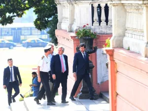 Fernández recorrió oficinas de la Casa Rosada y se sacó fotos con los empleados