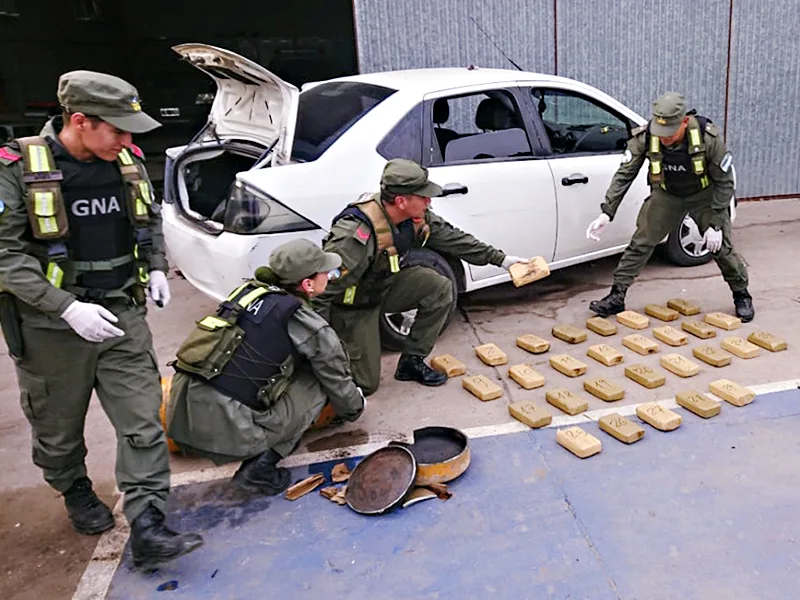 Secuestran 30 kilos de cocaína ocultos en el tanque de gas de un vehículo
