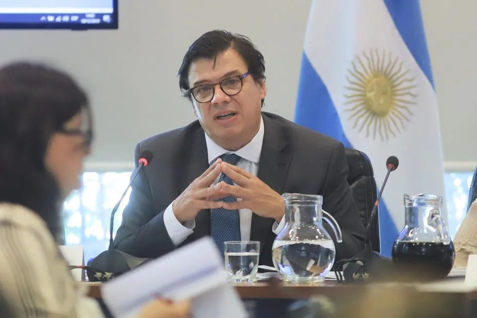 El gobierno dispondrá un aumento de entre 5 mil y 8 mil pesos para privados