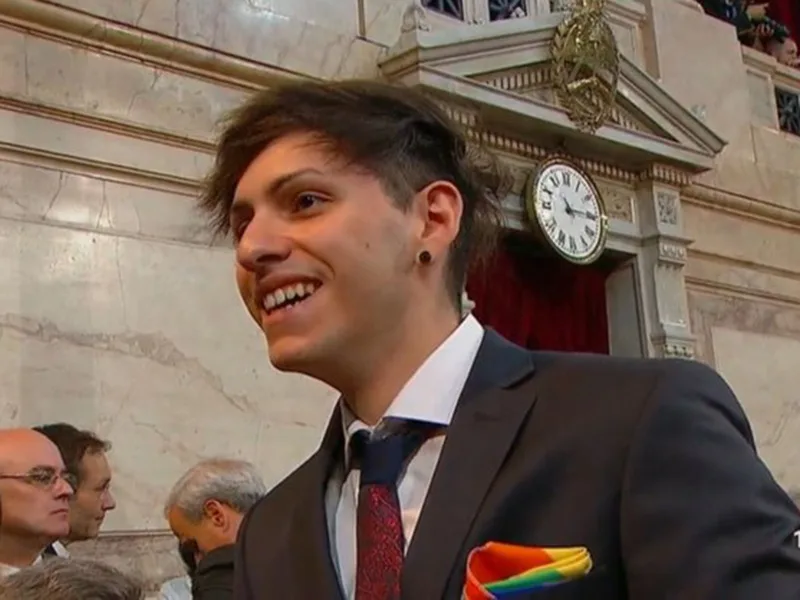 Estanislao Fernández, el hijo del presidente, llevó un pañuelo LGBTIQ a la jura
