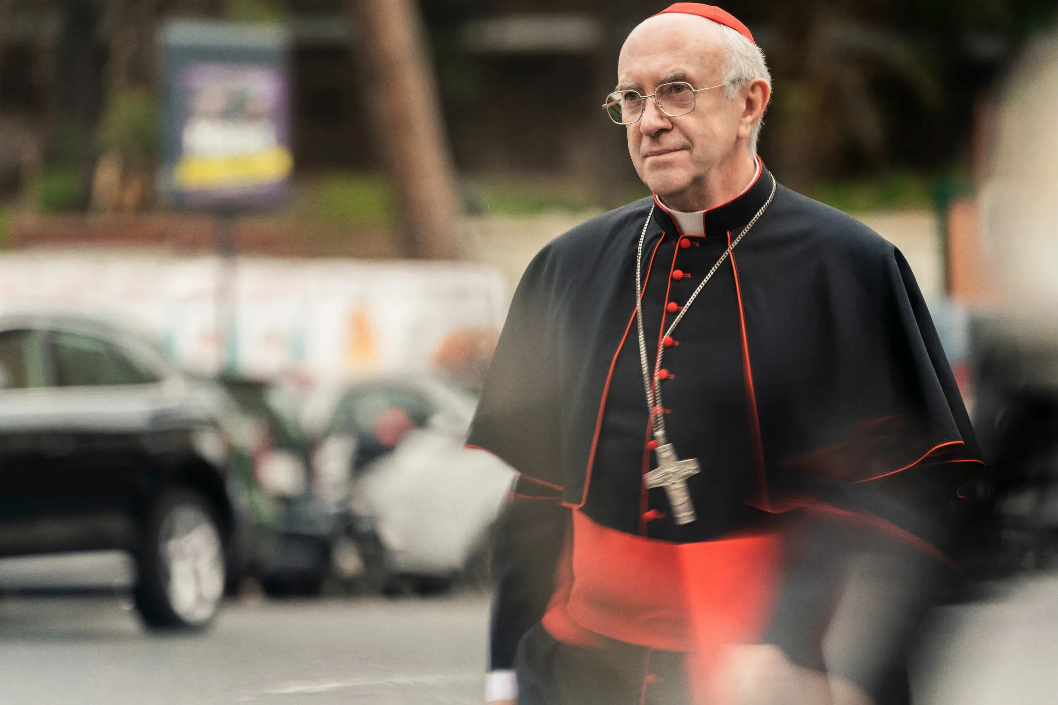 Jonathan Pryce es Jorge Berboglio en la película "Los dos papas"