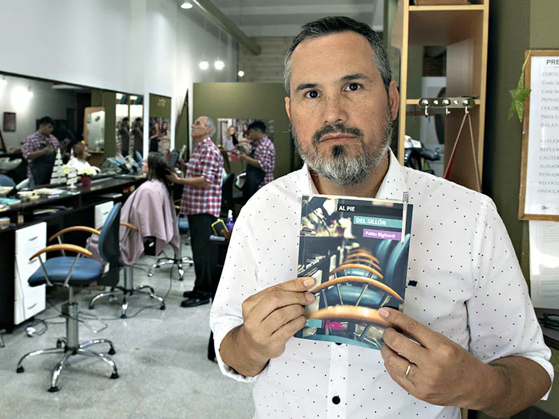 Con biblioteca propia: el peluquero escritor que cuenta historias de clientas
