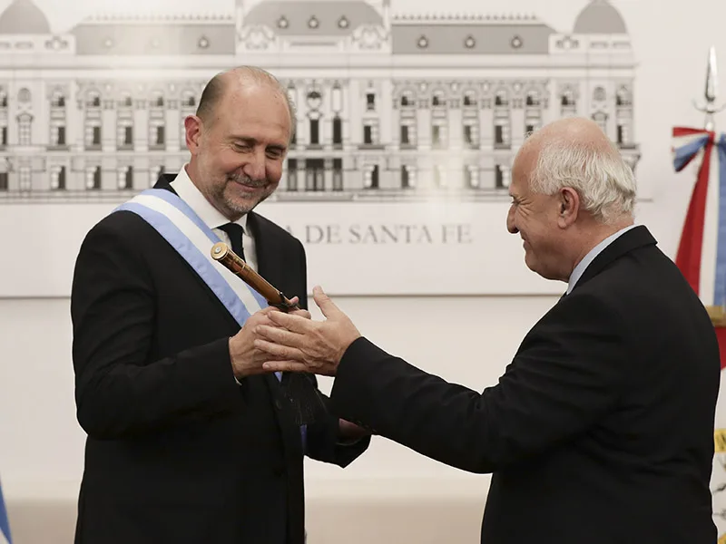Perotti recibió los atributos de mando y le tomó juramento a ministros