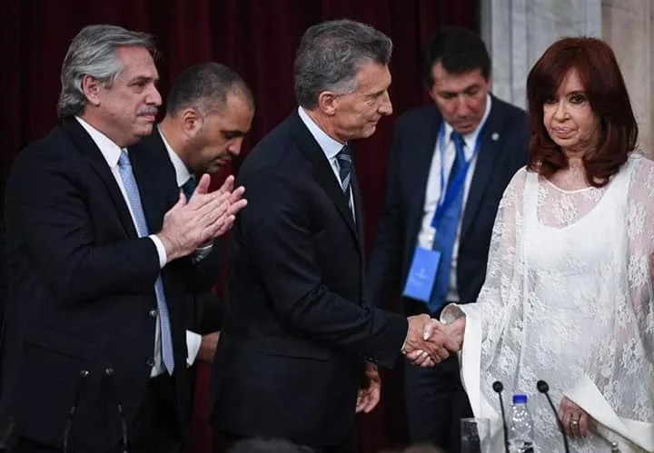 Cantitos peronistas y el adiós a Macri en la jura de AF y CFK en el Congreso