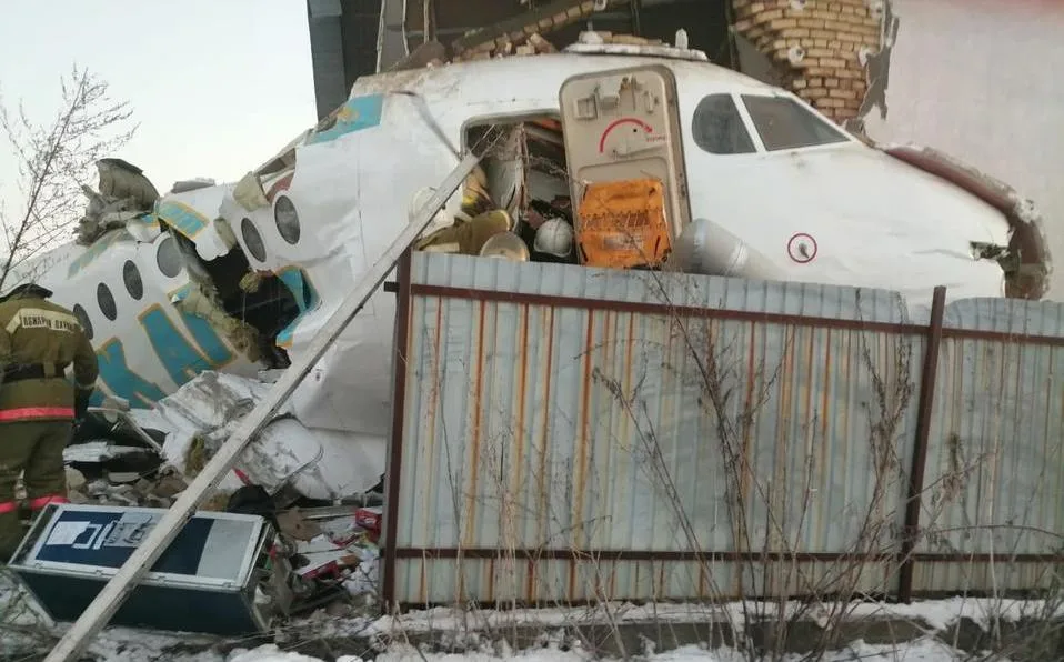 Kazajistán: quince personas murieron al estrellarse un avión a poco de despegar