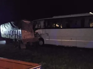 Autopista: un muerto tras choque entre camión y micro que trasladaba futbolistas