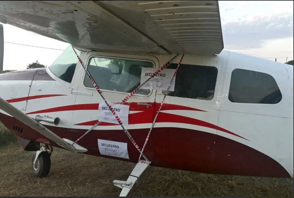 Encontraron avioneta abandonada en un campo: investigan por drogas o contrabando
