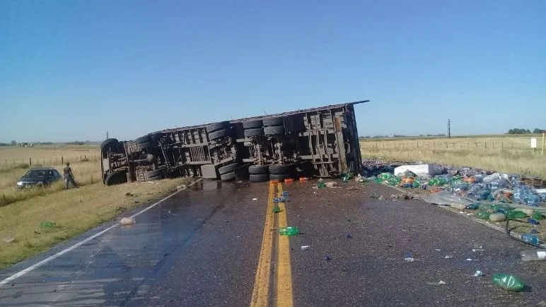 Todo desparramado: camionero murió en impactante vuelco cerca de Casilda