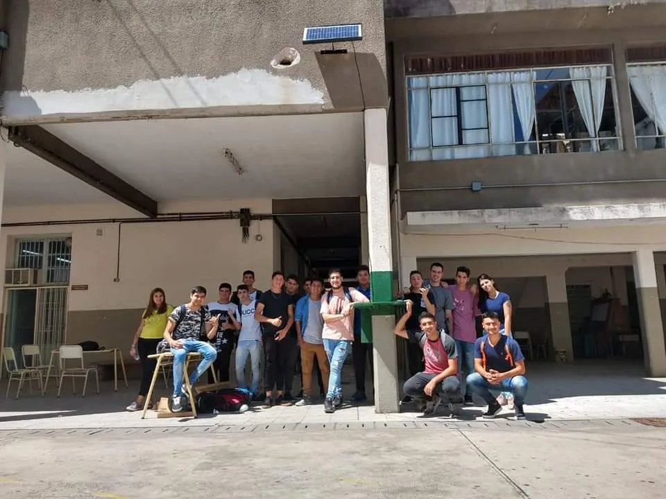 Alumnos de una escuela rosarina fabricaron un cargador solar para celulares