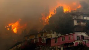 Más de 100 casas arrasadas por un incendio en Valparaíso