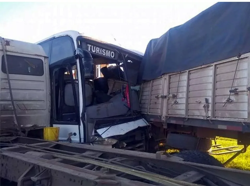 Choque del micro: "El camionero se quedó dormido, el colectivero nos salvó"