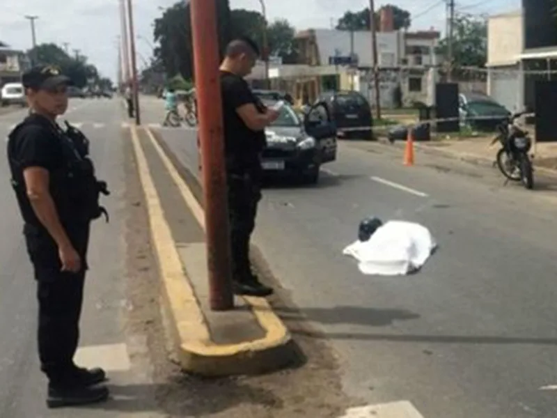 Murió el conductor de una moto al chocar contra una columna de alumbrado
