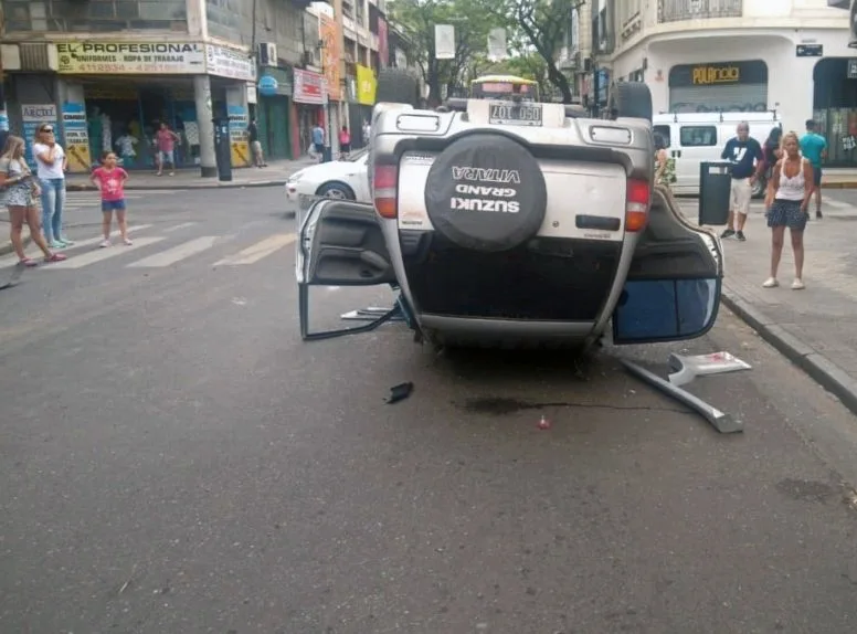 Choque al mediodía en pleno centro dejó uno de los autos ruedas arriba