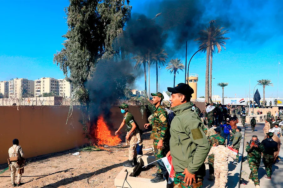Miles de manifestantes atacaron la embajada de Estados Unidos en Bagdad