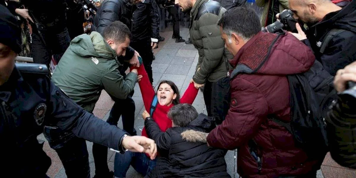 Policía dispersa a mujeres que cantaban "Un violador en tu camino" en Estambul