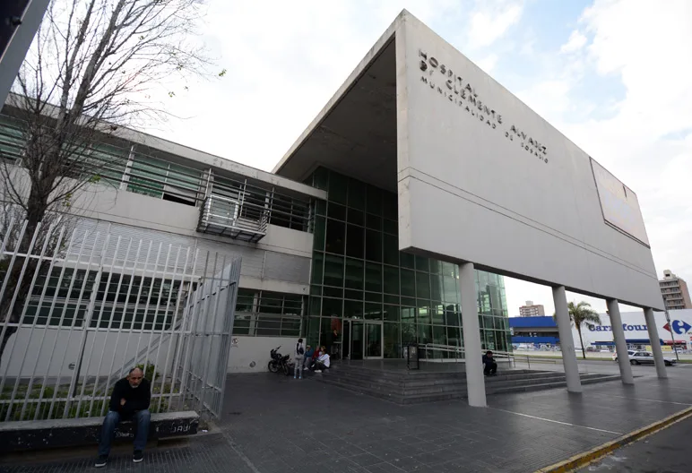 Sufrió dos puñaladas en la región dorsal y detuvieron a su pareja