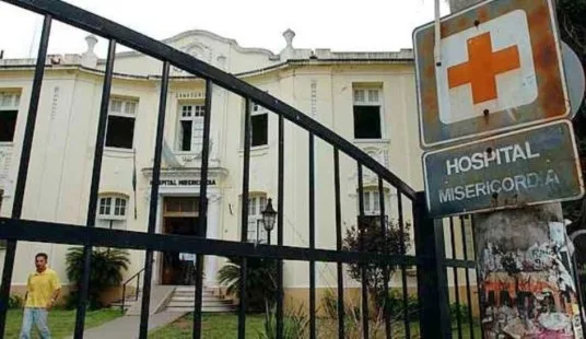 Un hombre discutió con su novio y le amputó una oreja de un mordisco