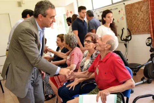 Javkin visitó el Centro de Día Castilla y escuchó a adultos y adultas mayores